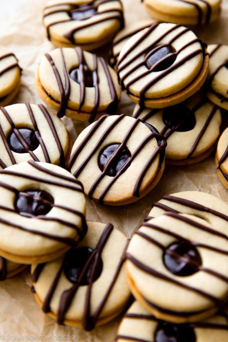 Título: Sándwiches de Galletas con Dulce de Azúcar a Rayas: ¡Un Capricho Dulce y Colorido! 🍪🍭