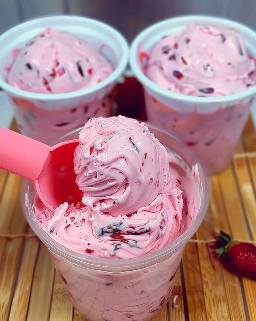 Título: Sueño de Fresa con Yogur: ¡El Postre Ideal en Solo 3 Ingredientes! 🍓🍦