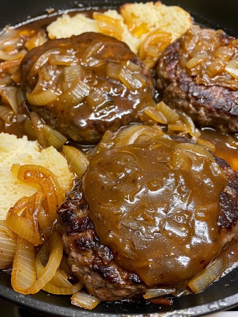 "Filetes de Hamburguesa con Salsa de Cebolla: Un Manjar Jugoso y Sabroso"