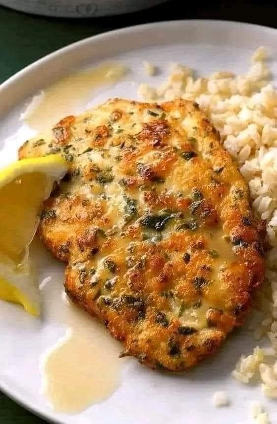 "Pollo Piccata con Salsa de Limón: Un Sabor Ligero y Delicioso para Tu Mesa"