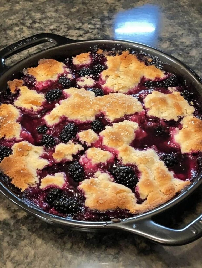 "Cobbler de Moras Casero: Un Dulce Rápido y Delicioso"