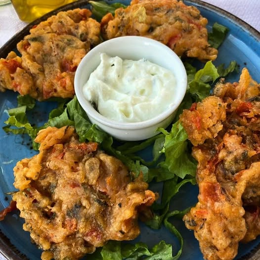 "Pakoras de Verduras Caseras: Crujientes y Llenas de Sabor"