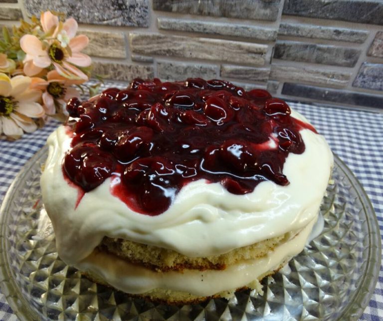 Un festín celestial: Bizcocho de cerezas con crema cuajada