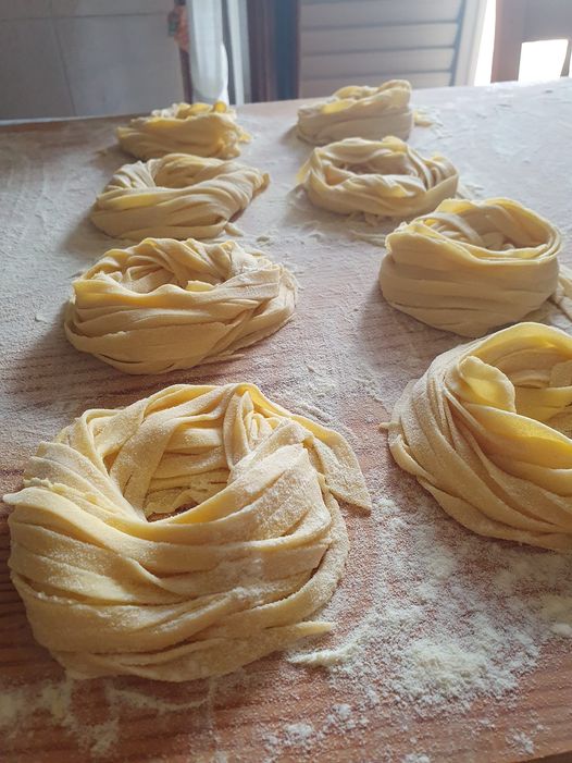 Título único: Tallarines Caseros con Salsa de Champiñones Porcini y Tomates Cherry: El Sabor de la Tradición