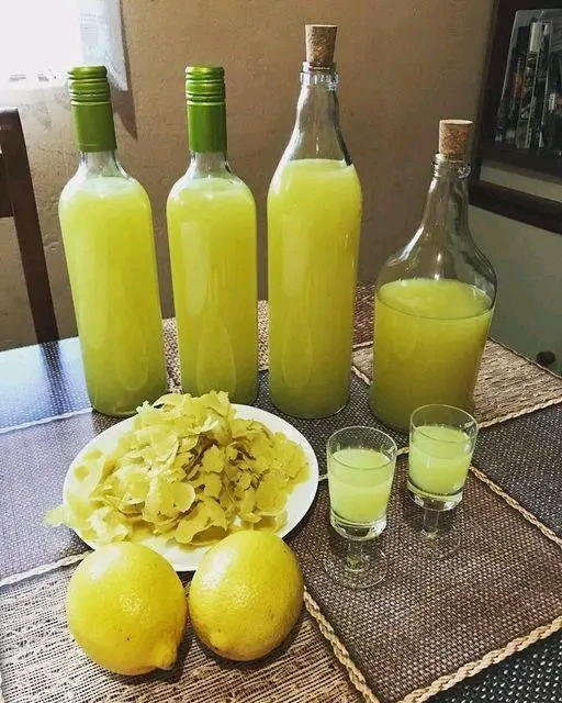 Limoncello Casero: El Secreto del Licor Italiano en tu Cocina