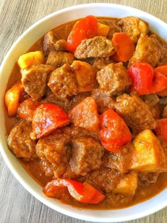 Carne de Cerdo con Papas y Zanahorias: Un Plato Reconfortante y Lleno de Sabor