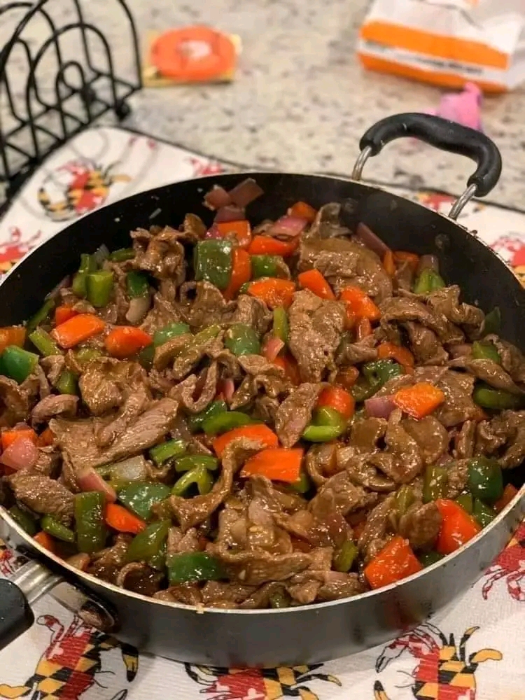 Carne con Pimientos Morrones: Un Platillo lleno de Sabor y Color