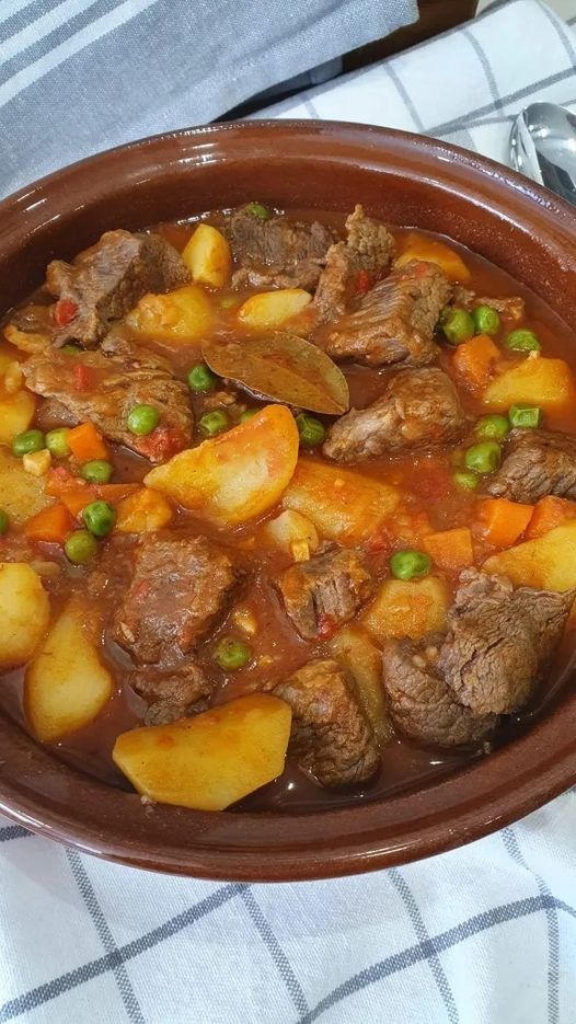 Guiso de Patatas y Carne: Una Receta Casera Irresistible