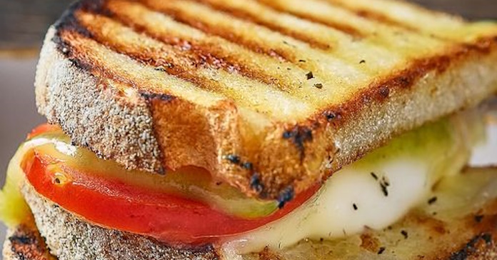 Queso a la Plancha con Aguacate, Mozzarella y Tomate: Una Receta Fresca y Sabrosa