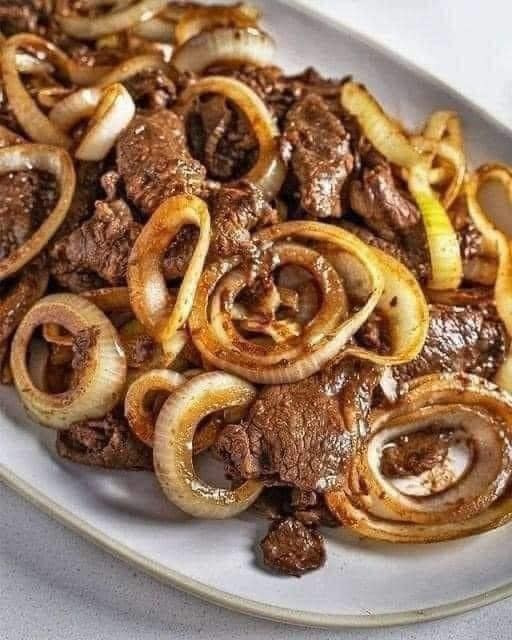 Sabroso Hígado de Res con Cebolla Caramelizada: Una Receta Tradicional