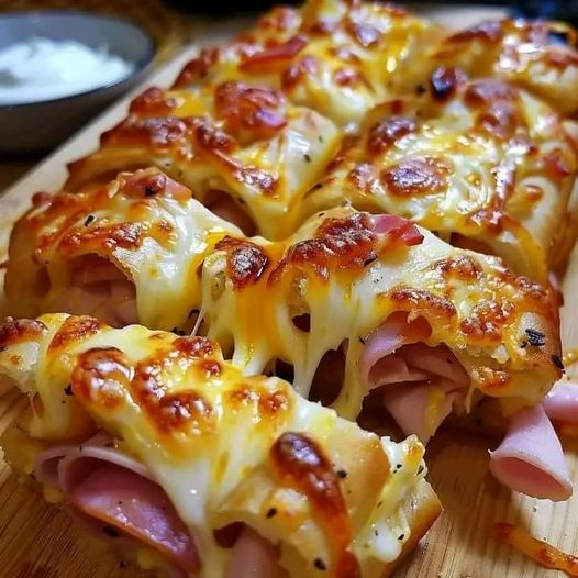 Título único: Rollitos de Media Luna con Jamón y Queso: ¡Un Aperitivo Fácil y Delicioso!