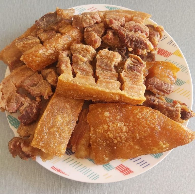 Introducción El chicharrón crujiente es un plato típico que no solo conquista los corazones de los amantes de la comida, sino también sus paladares. Su textura crujiente y sabor intenso lo convierten en un acompañamiento perfecto para múltiples platillos o como una irresistible botana. A continuación, te explicamos cómo prepararlo en casa para que puedas disfrutar de esta delicia siempre que quieras.  Ingredientes 1 kg de piel de cerdo, limpia y sin grasa. 2 litros de agua. 1 cucharada de sal. 1 cucharadita de bicarbonato de sodio. Aceite vegetal, suficiente para freír. Modo de preparación Preparar la piel: Lava bien la piel de cerdo con agua fría y elimina cualquier resto de grasa o impurezas. Esto asegurará un resultado más crujiente. Cocción inicial: En una olla grande, hierve el agua junto con la sal y el bicarbonato de sodio. Agrega la piel de cerdo y cocina durante 45 minutos a fuego medio hasta que esté suave. Secado: Retira la piel del agua y déjala enfriar. Luego, córtala en piezas del tamaño deseado. Coloca las piezas en una charola y déjalas secar completamente al aire libre o en el refrigerador durante al menos 8 horas. Freír: En una sartén profunda, calienta suficiente aceite vegetal a fuego medio-alto. Fríe las piezas de piel hasta que estén doradas y crujientes. Asegúrate de freírlas en pequeñas tandas para evitar que se enfríe el aceite. Escurrir: Retira el chicharrón del aceite y colócalo sobre papel absorbente para eliminar el exceso de grasa. Consejos de servicio y almacenamiento Servir: Sirve el chicharrón recién hecho con unas gotas de limón y salsa picante para resaltar su sabor. También puedes acompañarlo con guacamole o frijoles refritos. Almacenar: Guarda el chicharrón en un recipiente hermético a temperatura ambiente. Se mantendrá crujiente hasta por una semana. Variantes Chicharrón sazonado: Agrega especias como ajo en polvo, pimentón o chile en polvo después de freír para darle un toque especial. Chicharrón prensado: Mezcla las piezas de chicharrón con trozos de carne de cerdo antes de secarlas para un resultado más jugoso. FAQ ¿Puedo usar otro tipo de aceite para freír? Sí, puedes usar aceite de maíz o de girasol, pero asegúrate de que tenga un punto de humo alto para evitar que se queme.  ¿Por qué es importante secar la piel antes de freír? El secado garantiza que el chicharrón quede más crujiente y evita que el aceite salpique durante la fritura.  ¿Puedo hacerlo al horno en lugar de freírlo? Sí, coloca las piezas de piel seca en una bandeja para hornear y hornéalas a 200 °C hasta que estén doradas y crujientes, volteándolas ocasionalmente.  ¡Anímate a preparar esta receta y sorprende a tu familia con un chicharrón crujiente hecho en casa! 🐖✨