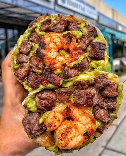 Burrito de carne asada con camarones y guacamole: una explosión de sabor en cada bocado