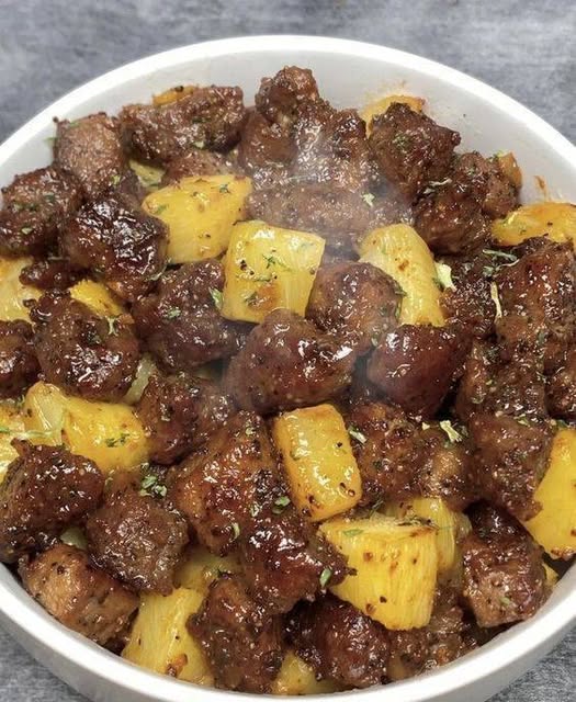 Carne y Patatas al Estilo Casero: Un Plato Sencillo y Jugoso que se Deshace al Primer Bocado