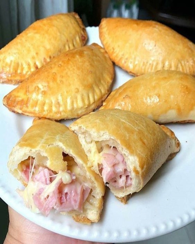 Empanadas Argentinas con Jamón y Queso: Un Sabor Tradicional para Disfrutar